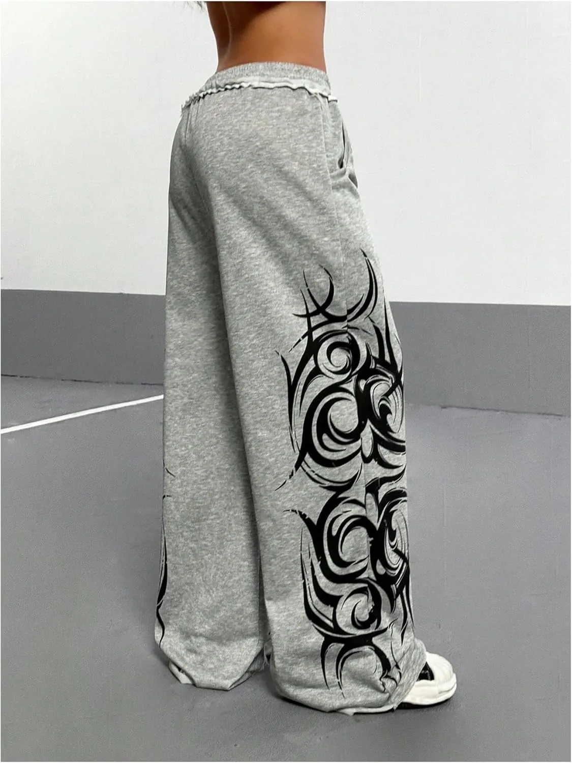 WDIRARA Women's Graphic Elastic Waist Baggy Sweatpants Gothic Punk Wide Leg Pants with Pockets