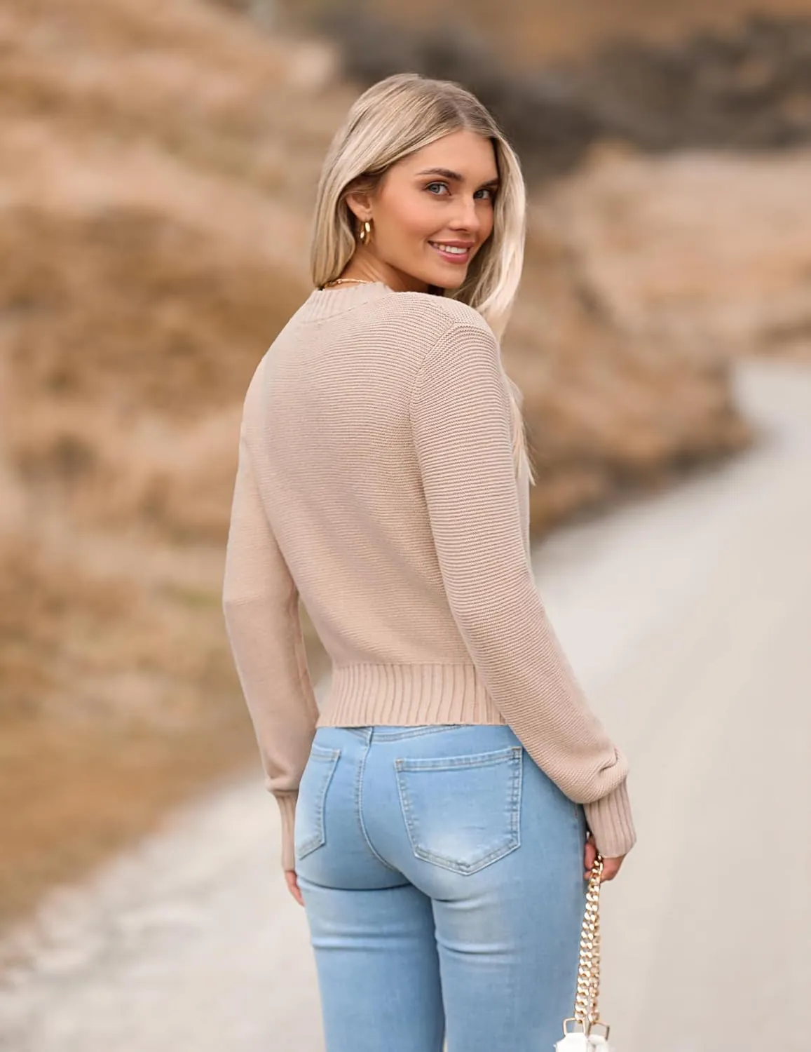 Zeagoo Women's 2025 Fall Crewneck Cropped Sweater Trendy Long Sleeve Ribbed Knit Pullover Jumper Tops